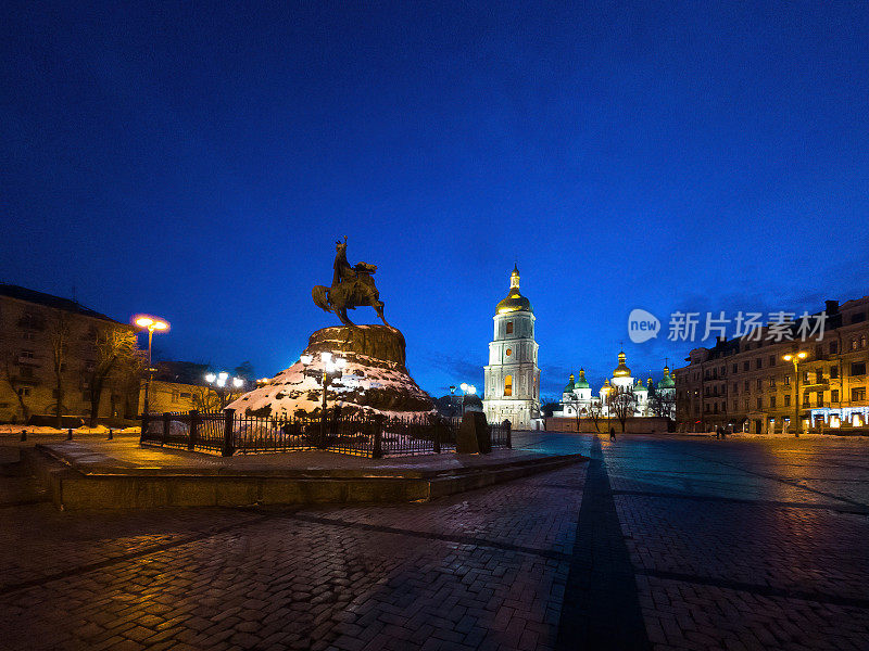 黄昏时分，基辅Sofiyivska广场上的Bohdan Khmelnitsky纪念碑。这座纪念碑建于1888年。